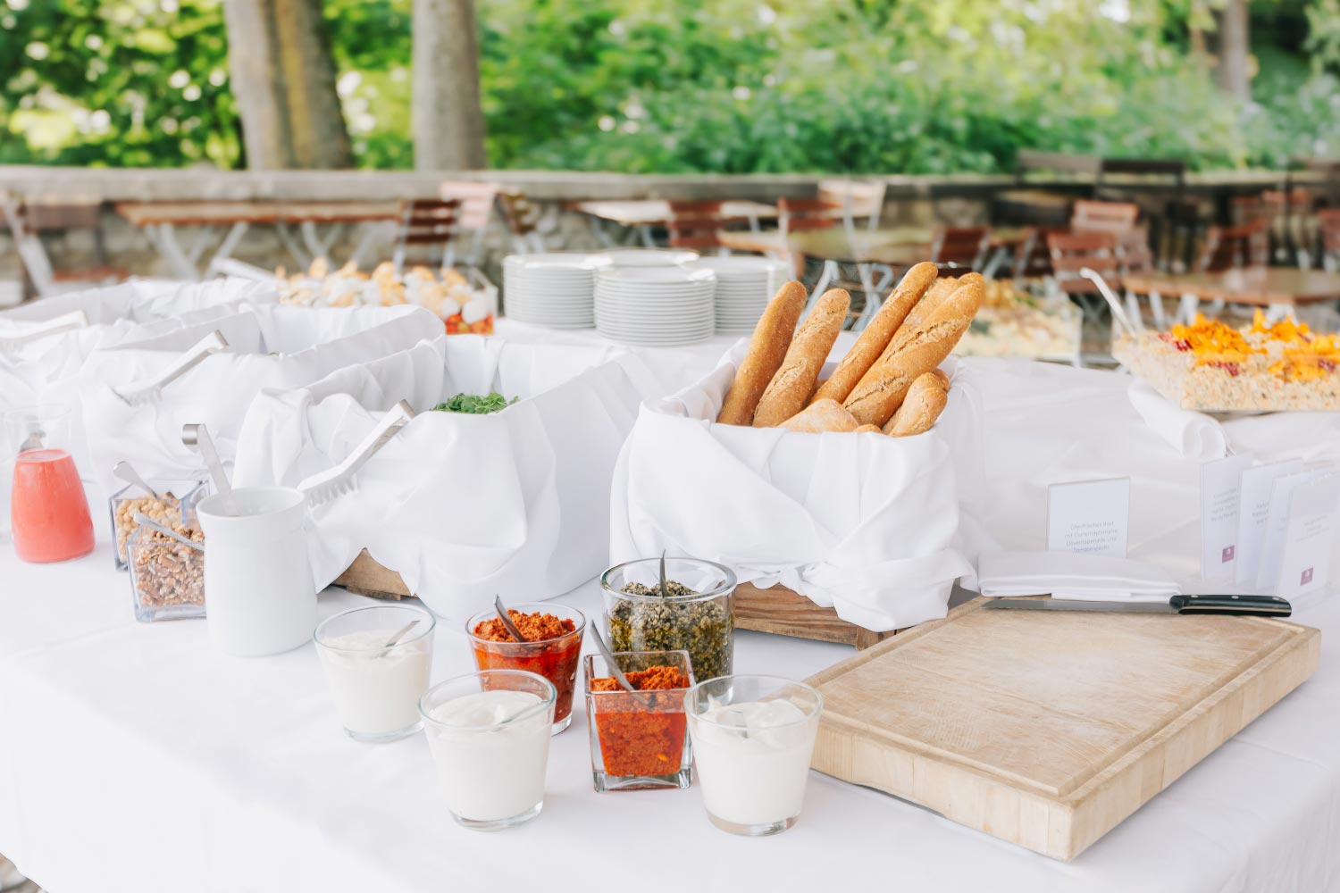 Outdoor Hochzeitsbuffet in der Eventlocation auf dem Drachenfels.