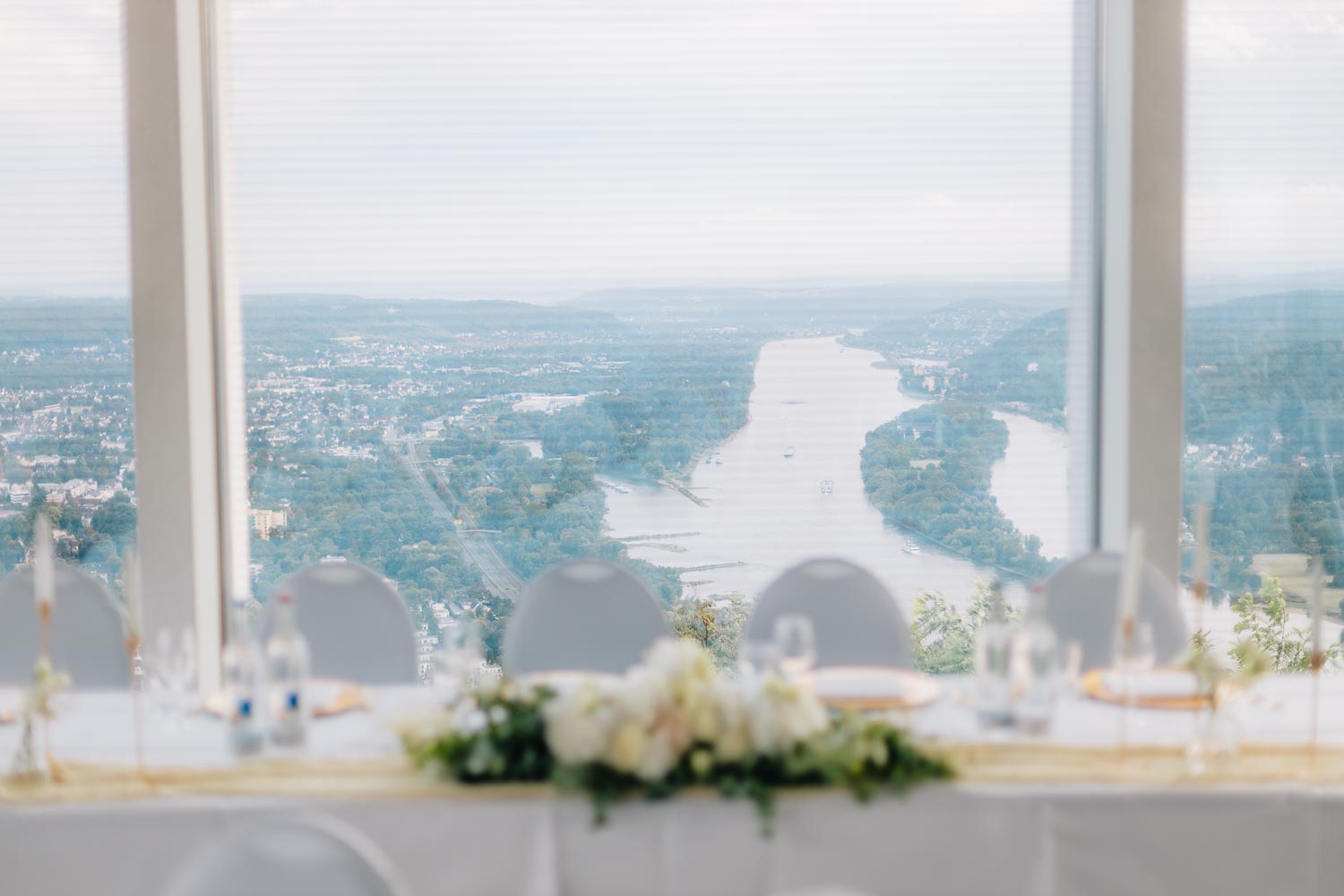Blick aus dem Hochzeits-Restaurant auf dem Drachenfels über das Rheintal im Siebengebirge.