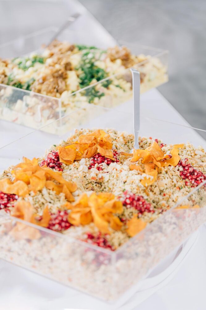 Hochwertiges und farbenfrohes Hochzeitsbuffet in der Eventlocation auf dem Drachenfels.