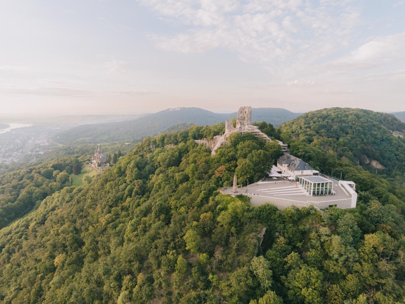 Luftbild mit Blick auf den Drachenfels am Rhein bei Bonn im Siebengebirge
