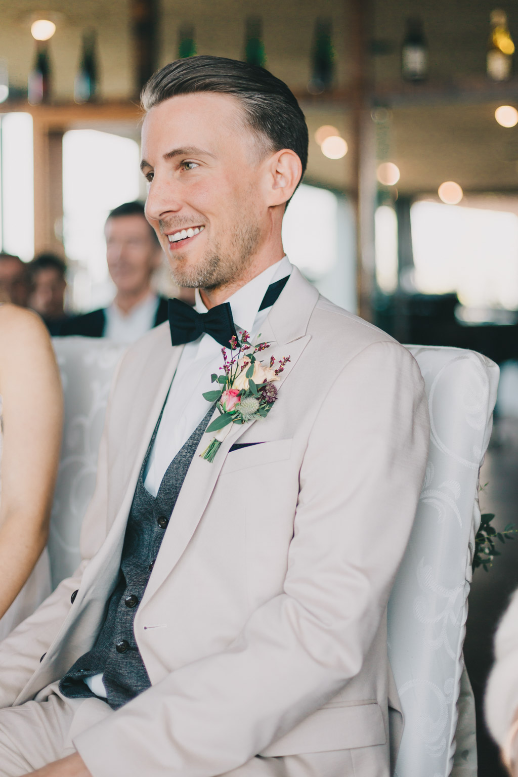 HOCHZEIT GODESBURG BONN 91 lächelnder Bräutigam bei der standesamtlichen Trauung