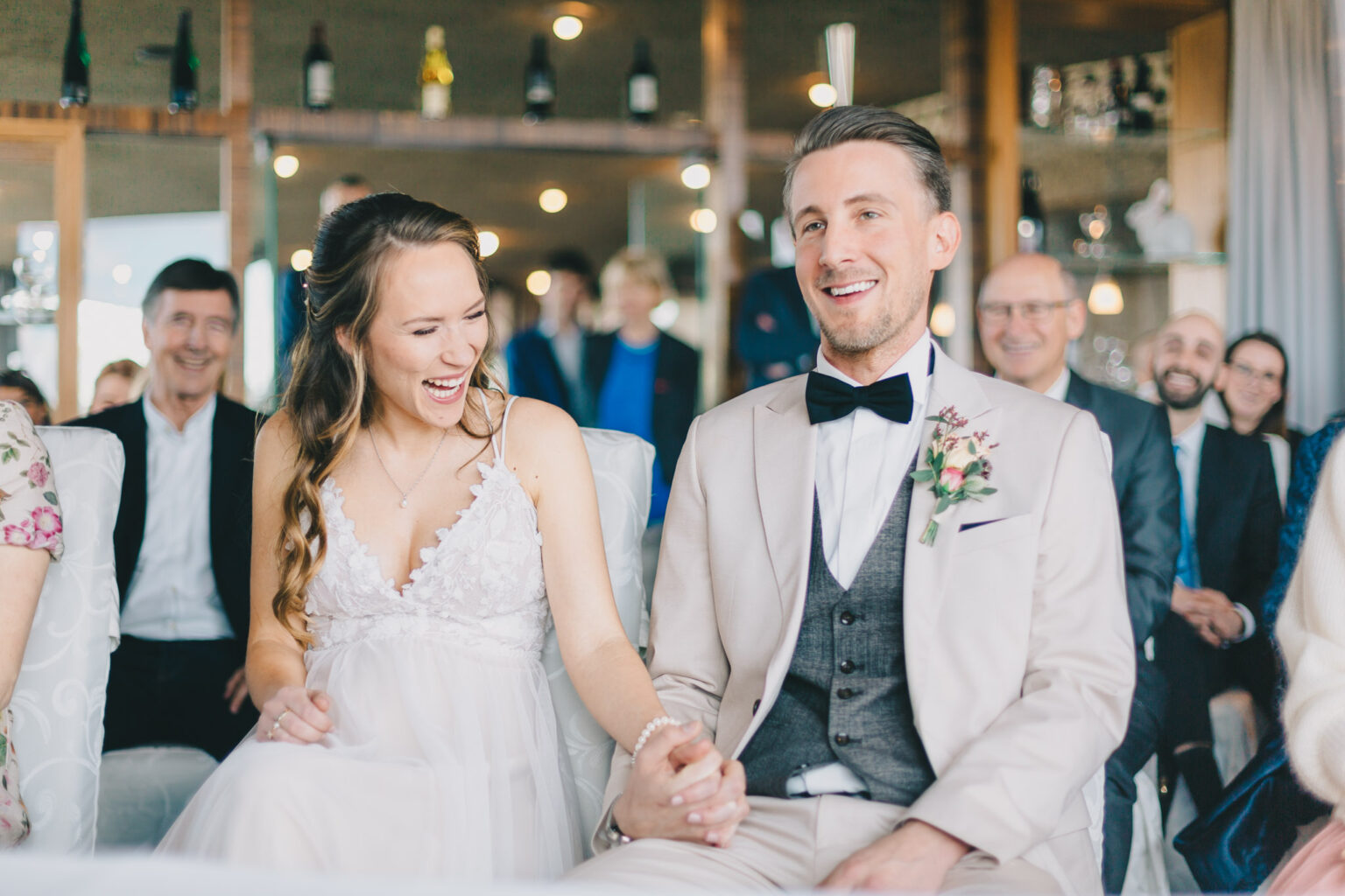 HOCHZEIT GODESBURG BONN 95 Brautpaar hält Hände bei der Trauung