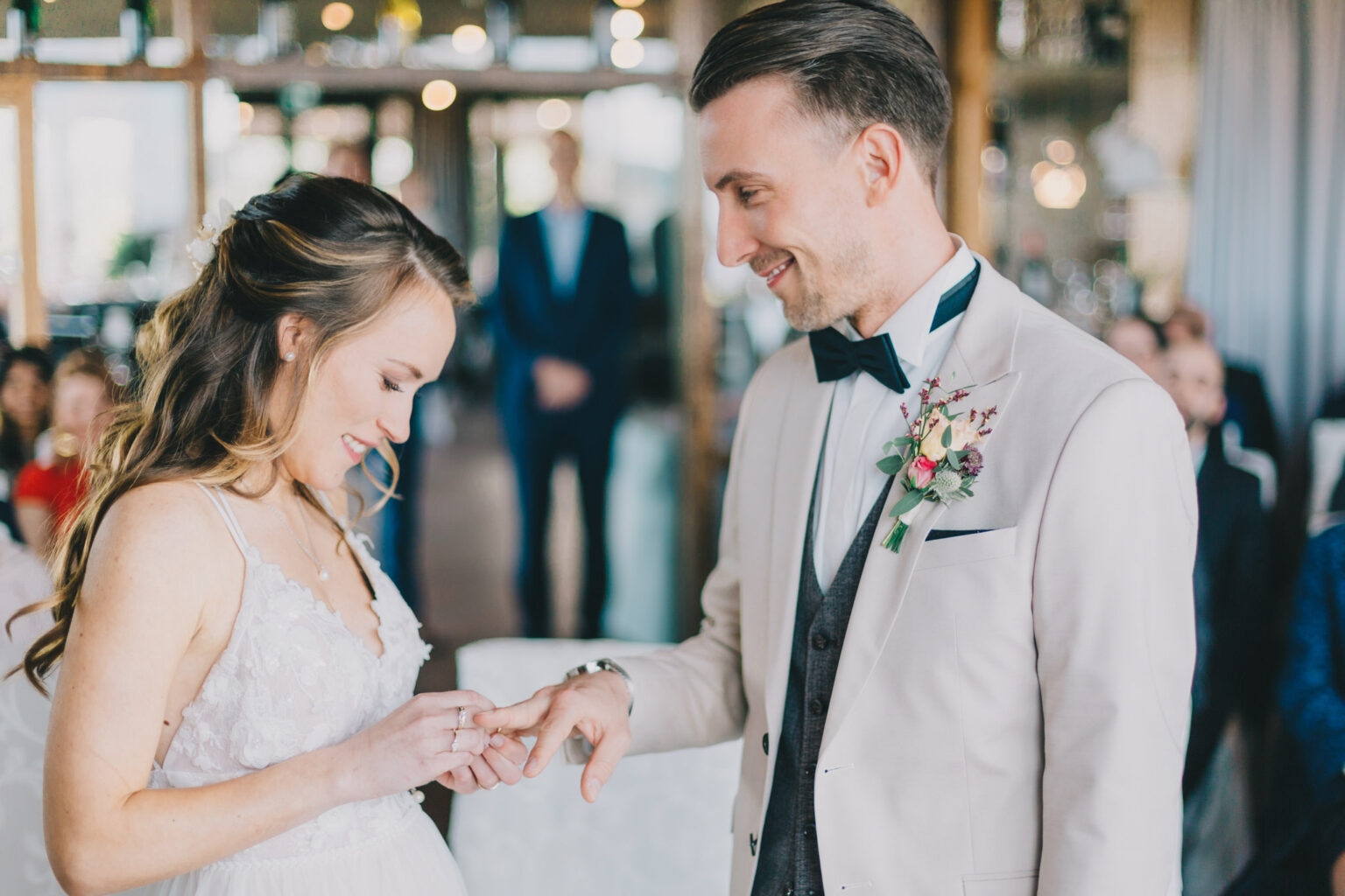 HOCHZEIT GODESBURG BONN 96 Ringe anstecken bei der standesamtlichen Trauung in Bonn