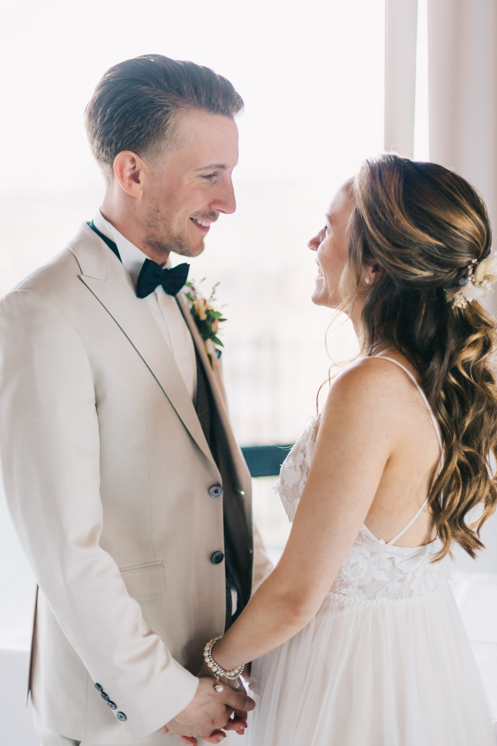 HOCHZEIT GODESBURG BONN 101 Brautpaar im Trauzimmer