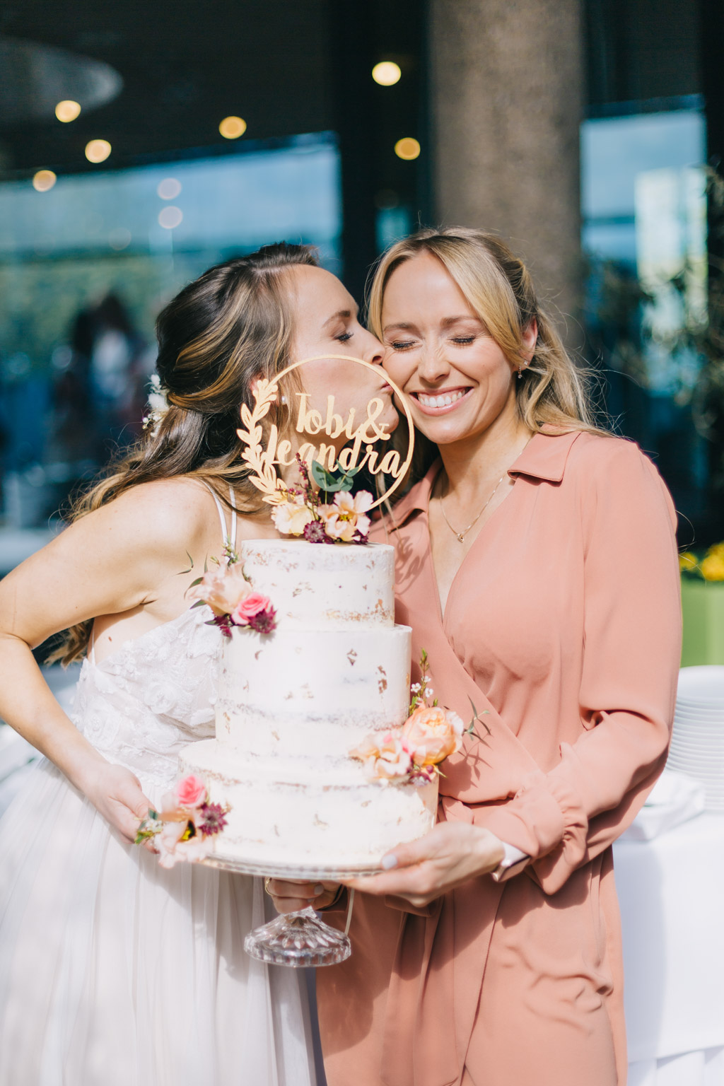 HOCHZEIT GODESBURG BONN 114 Braut und Freundin mit Hochzeitstorte