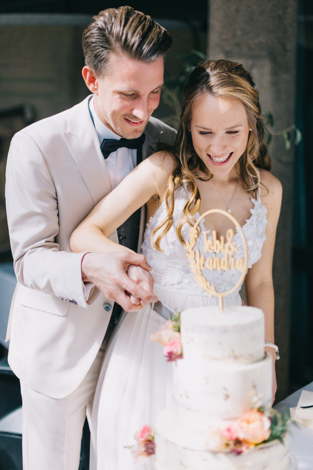 HOCHZEIT GODESBURG BONN 115 Brautpaar beim anschneiden der Hochzeitstorte