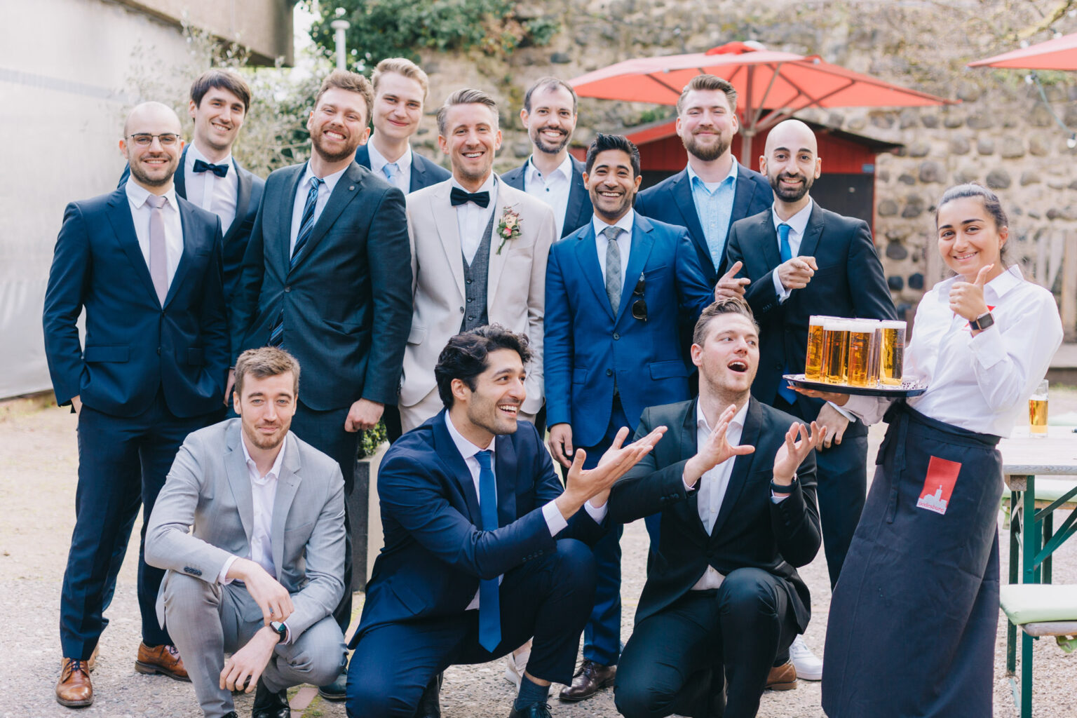 HOCHZEIT GODESBURG BONN 117 Gruppenfoto mit Bier Godesburg Bonn