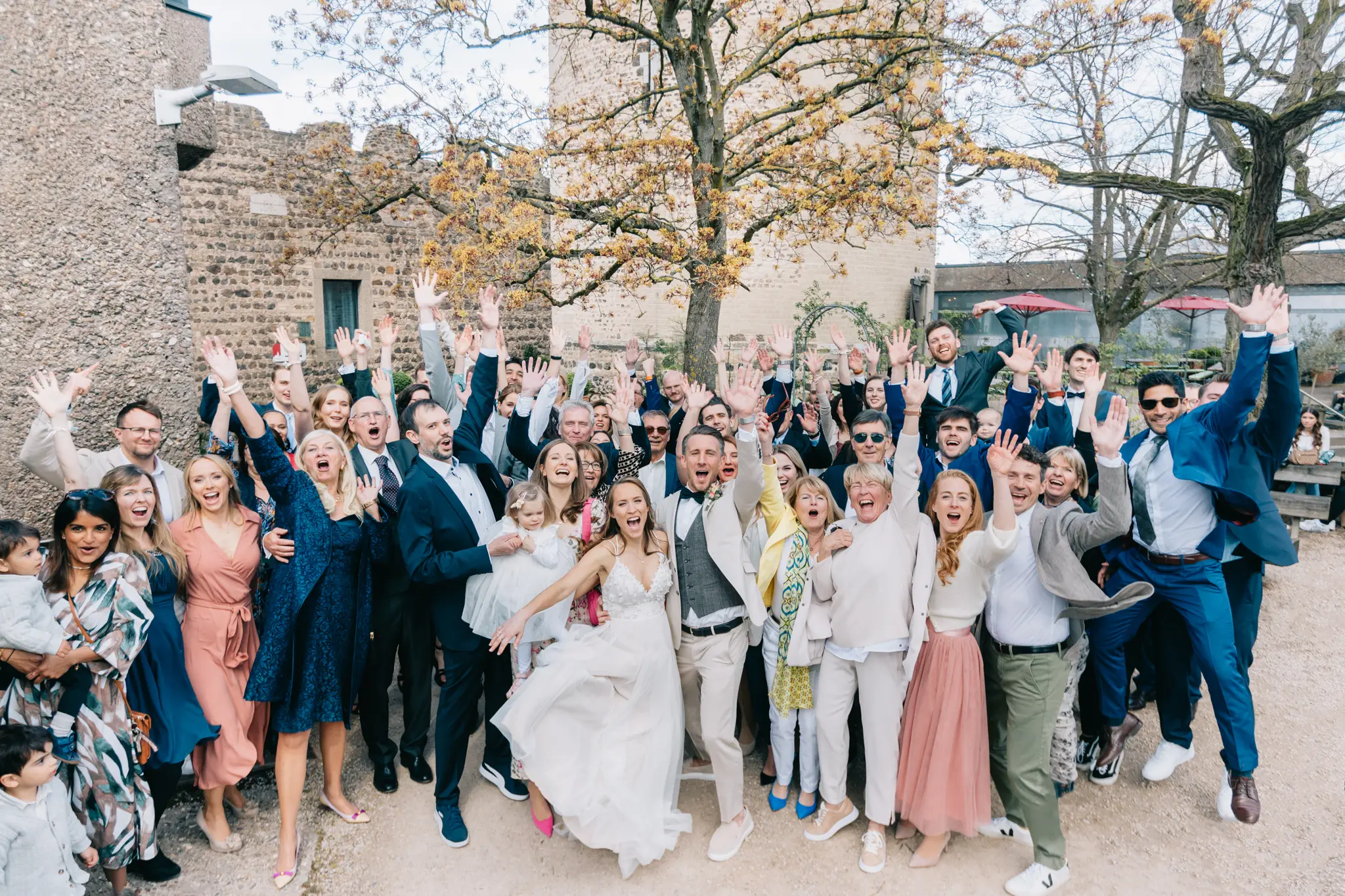 HOCHZEIT GODESBURG BONN 119 Gruppenfoto mit allen Hochzeitsgästen Hochzeit Godesburg Bonn