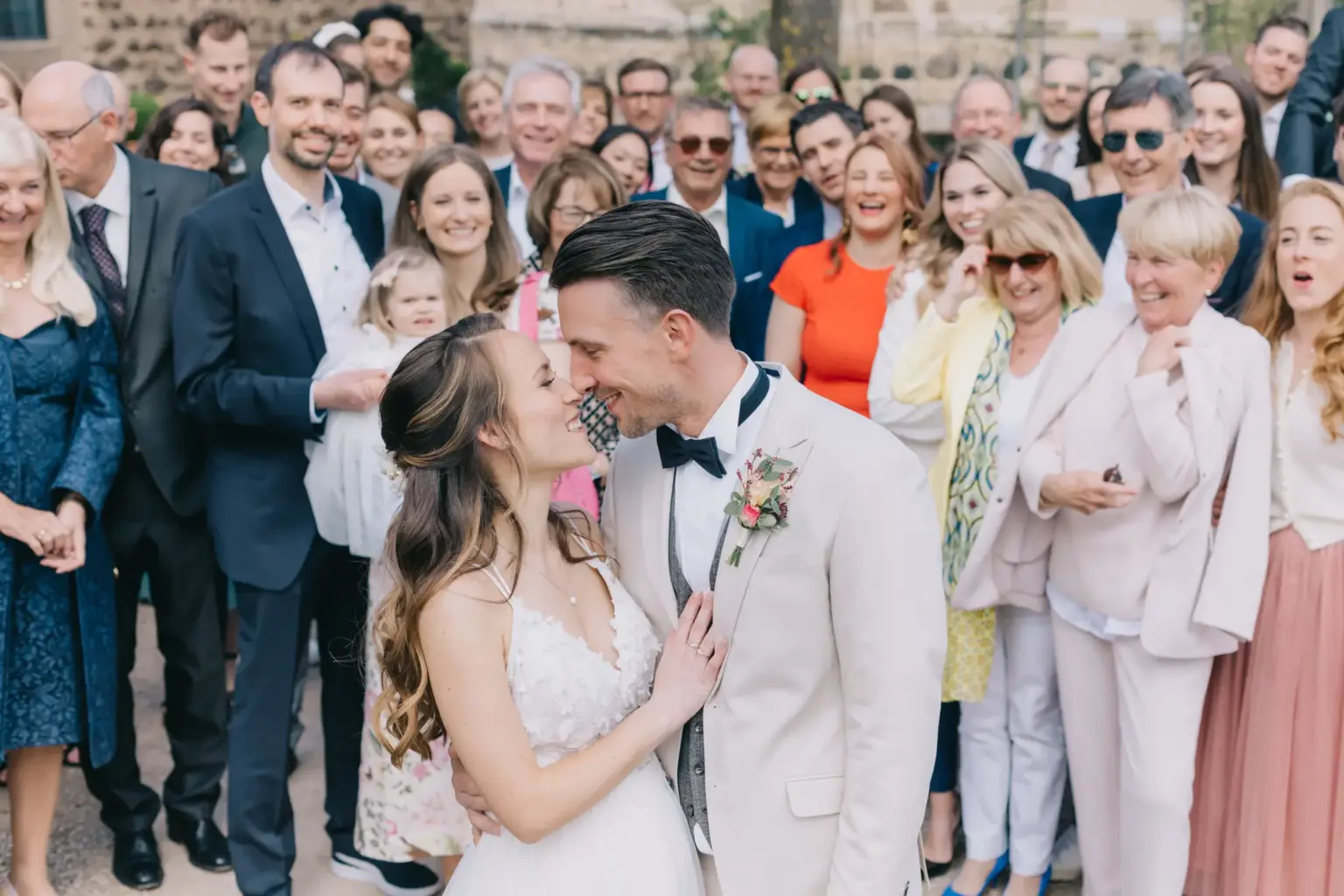 HOCHZEIT GODESBURG BONN 120 Gruppenfoto mit Brautpaar im Vordergrund