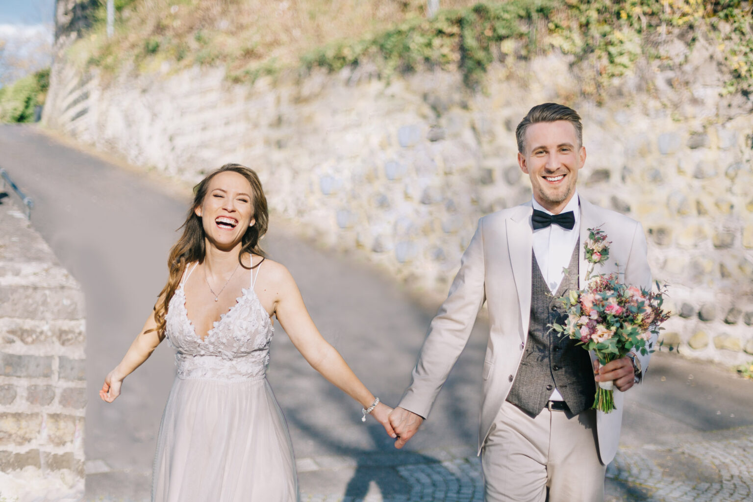 HOCHZEIT GODESBURG BONN 128 lachendes Brautpaar