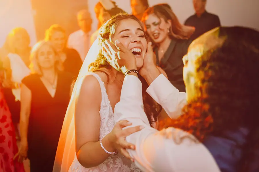 schöner emotionaler Vater und Tochter Moment auf der Tanzfläche