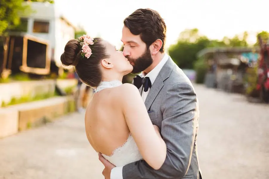 Hochzeitsfoto Brautpaar küsst sich im Sonnenuntergang